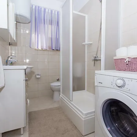 Tina アパート トロギール